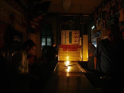 Stromausfall in Brasilien: Ein Barkeeper versorgt in Rio seine Gäste im Licht einer Kerze. Blackout