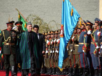 Karsai schreitet während der Zeremonie in Kabul eine Ehrengarde der Armee ab. Ehrengarde
