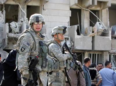 US-Soldaten sichern den Ort eines Anschlags in Bagdad. (Archivbild) Anschlag in Bagdad