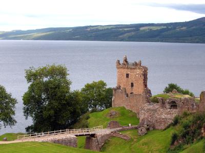 Blick auf Loch Ness. Im Vordergrund die Ruinen von Urquhard Castle aus dem 12. Jahrhundert. Loch Ness