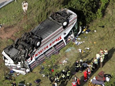 Rettungskräfte bergen im Juni 2007 Unfallopfer aus einem Reisebus an der Autobahn 14 in Sachsen-Anhalt. Busunfall