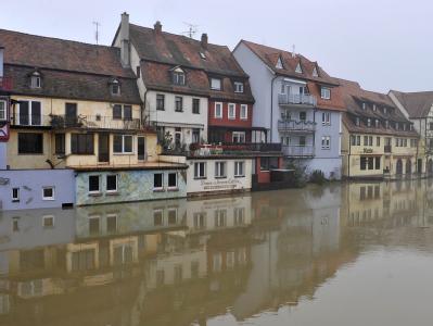 Der Main ist in Wertheim über die Ufer getreten und hat die Häuser in der Altstadt überflutet. Wertheim