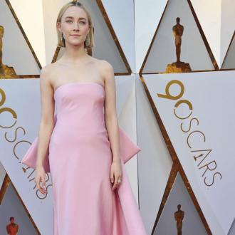 Die Schauspielerin hat nicht das Gefühl, bekannt zu sein. Sie erschreckt sich, wenn sie auf der Straße erkannt wird. Saoirse Ronan
