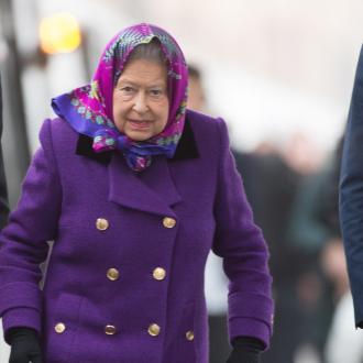 Die britische Queen hat sich zum Glück schon vor einiger Zeit auf ihren Zweitwohnsitz zurückgezogen. Denn jetzt wurde bei ihrem Sohn der Coronavirus diagnostiziert. Queen Elizabeth