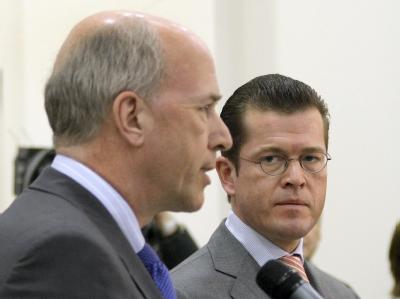Er war von Anfang an nicht überzeugt: der damalige Wirtschaftsminister Karl-Theodor zu Guttenberg mit GM-Europa-Chef Carl-Peter Forster am 2. März 2009. Forster und zu Guttenberg