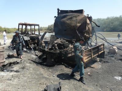 Afghanische Sicherheitsbeauftragte inspizieren Anfang September die ausgebrannten Tanklastzüge in Kundus. Ausgebrannte Tanklastzüge