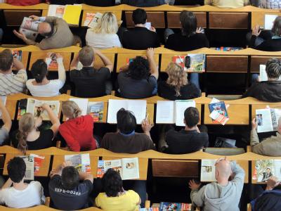 Kosten für ein Erststudium können unter bestimmten Umständen von der Steuer abgesetzt werden. Studenten im Hörsaal