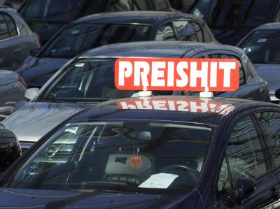 Mit einem Schild Preisnachlass