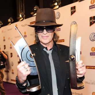 Der Kult-Rocker hat sich wegen der Corona-Krise aus seinem geliebten Hotel zurückgezogen. Jetzt hat er sich erstmals persönlich zurückgemeldet. Udo Lindenberg