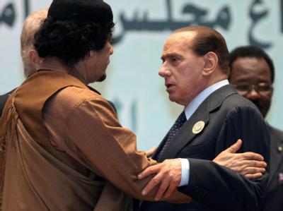 Libyens Revolutionsführer Gaddafi am Samstag im Gespräch mit Italiens Regierungschef Berlusconi. Gaddafi und Berlusconi
