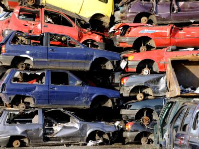 Alte Autos auf einem Schrottplatz in Norderstedt. Abwrackautos
