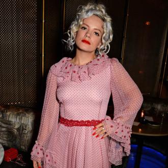 Lily Allen verabschiedet sich von ihrem iPhone, weil sie keinen Bock mehr auf Social Media hat. Lily Allen