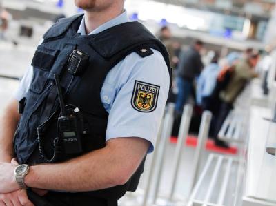 Ein Polizist im Flughafen in Frankfurt am Main. Nach Ansicht der meisten Bürger hat der Tod Bin Ladens keinen Einfluss auf die Terrorgefahr im Land. Auf Posten