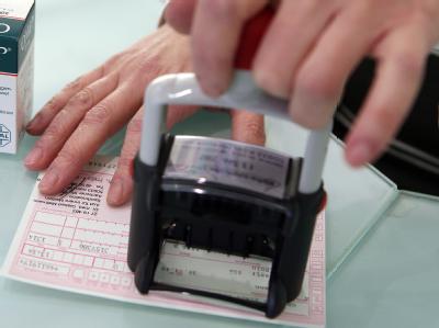 Eine Apothekerin stempelt ein Rezept: Die Gesundheitsausgaben sind 2008 auf 3210 Euro je Bürger gestiegen. Rezept