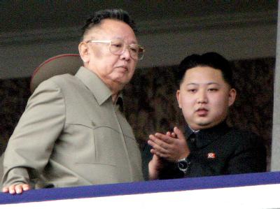 Nordkoreas Diktator Kim Jong Il mit Sohn Kim Jong Un während einer Parade. Vater und Sohn