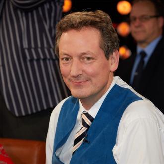 Der Moderator betrachtet das vor dem Bildschirm hocken als genauso schlimm wie Rauchen. Regelmäßige Bewegung sei essentiell. Eckart von Hirschhausen