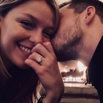 Der Schauspieler hat seiner Freundin Melissa Benoist einen Antrag gemacht. Glücklich zeigt er sich mit seiner Verlobten im Internet. Chris Wood, Melissa Benoist