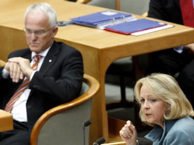 NRW-Ministerpräsident Jürgen Rüttgers zusammen mit der SPD-Politiker Hannelore Kraft im Landtag in Düsseldorf. (Archivbild) Rüttgers und Kraft