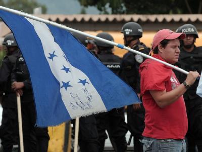 Ein Anhänger von Manuel Zelaya mit der Landesflagge von Honduras. Landesflagge