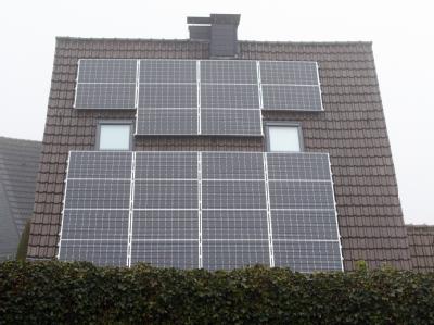 Die Solarzellen auf dem Dach eines Wohnhauses in Dortmund. Foto: Bernd Thissen Solarzellen