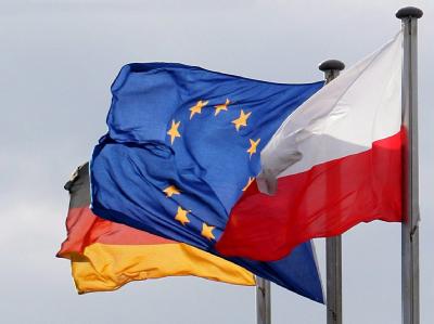 Die Flaggen Deutschlands, der Europäischen Union und Polens am Grenzübergang in Frankfurt/Oder. Flaggen