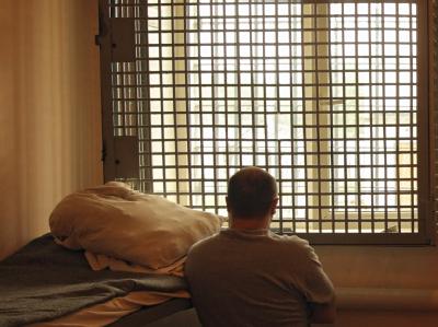 Ein Mann blicht in einem russischen Gefängnis aus dem vergitterten Fenster. (Archiv- und Symbolbild) Gefängnis in Russland
