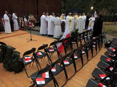 Die Stühle für die polnische Delegation bei der Gedenkzeremonie in Katyn blieben leer. Gedenkfeiern zum Katyn-Massaker