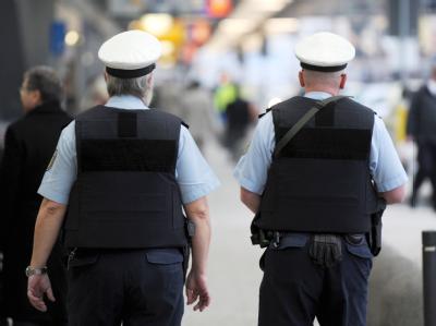 Beamte der Bundespolizei gehen im Flughafen von Frankfurt am Main Streife. Wachsam