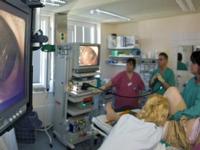 Darmspiegelung im Zuge der Krebsvorsorge. Die gesetzlichen Kassen kritisieren die Pläne von Gesundheitsminister Bahr zur Ausweitung der Krebsvorsorge. Foto: Patrick Pleul/Archiv Darmkrebs-Früherkennung