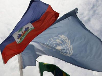 Die Flaggen von Haiti und den Vereinten Nationen. Fahnen