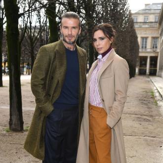 Die Modedesignerin ist glücklich mit ihrem Mann. Nicht nur sein gutes Aussehen spreche für ihn. David und Victoria Beckham