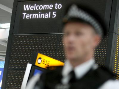 Ein Polizist im Flughafen Heathrow in London. (Archivbild) Flughafen Heathrow