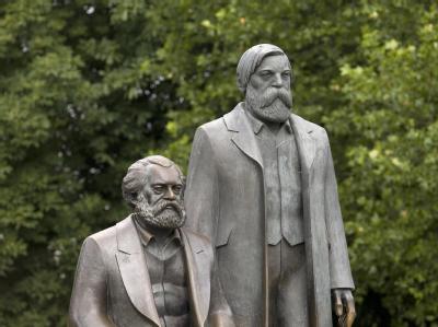 Marx-Engels-Denkmal in Berlin. Lötzsch hatte geschrieben: «Die Wege zum Kommunismus können wir nur finden, wenn wir uns auf den Weg machen und sie ausprobieren.» Marx und Engels