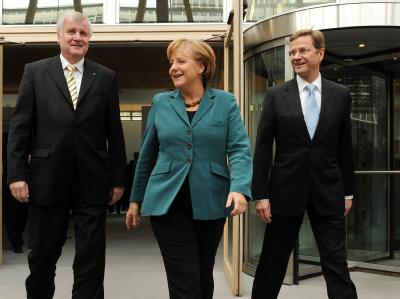 Bundeskanzlerin Angela Merkel, der CSU-Vorsitzende Horst Seehofer (l) und sein FDP-Kollege Guido Westerwelle präsentieren sich gut gelaunt. Dreiergespann