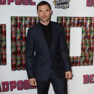 Der Schauspieler hat großen Respekt vor den damaligen Soldaten im zweiten Weltkrieg und möchte mit seinem Film vor allem deren Mut zeigen. Ed Skrein