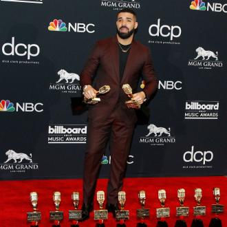 Der Musiker enthüllt, dass er bereit für die Aufnahmen zu seinem neuen Album ist. Der Rapper teilte zwei Schnappschüsse von sich beim Relaxen mit einem Weinglas. Drake