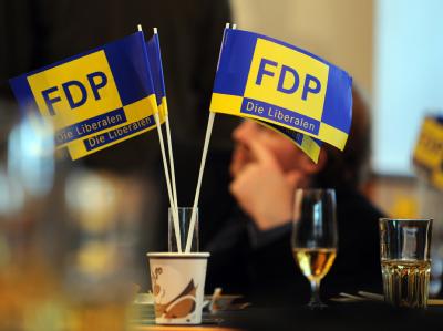 Christian Lindner erwartet von der FDP eine programmatische «Selbstkorrektur». FDP-Fähnchen