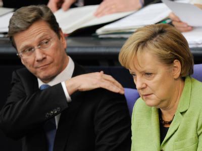 Vizekanzler Guido Westerwelle (FDP) und Bundeskanzlerin Angela Merkel (CDU) im Plenarsaal des Bundestages. Vizekanzler und Kanzlerin