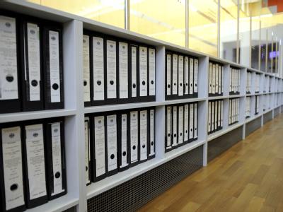 Prozessakten in einem Verhandlungssaal des Oberlandesgerichtes in Düsseldorf während des Prozessakten