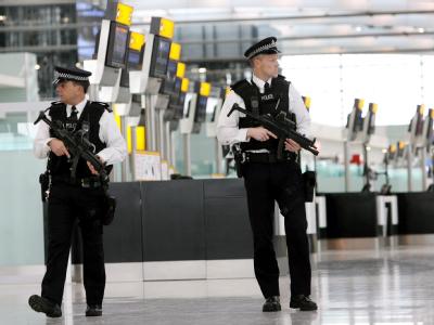 Bewaffnete Polizisten patrouillieren durch einen Flughafen. (Archiv und Symbolbild) Vorsichtsmaßnahme