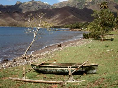 Ein Ausleger-Boot der Einheimischen für den Fischfang an einem Strand der Insel Nuku Hiva. Foto: Kurt Scholz Nuku Hiva