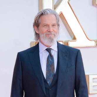 Der Schauspieler guckt den Kultfilm von 1998 noch immer gerne. Die Geschichte um den Dude würde ihn nach wie vor ''fesseln''. Jeff Bridges