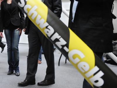 Schwarz-gelbes Warnband: Die Mehrheit der Bundesbürger glaubt nicht, dass die Koalition bis zum Ende der Legislaturperiode durchhält (Symbolbild). Schwarz-gelbes Begrenzungsband