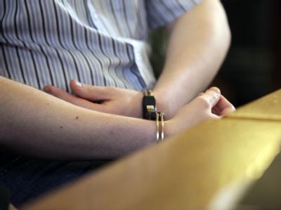 Die mit Handschellen gefesselten Handgelenke des Angeklagten während eines Prozesstages im Landgericht Leipzig. Vor Gericht