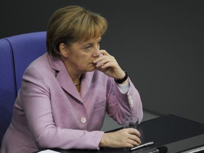 Bundeskanzlerin Angela Merkel mit ernstem Gesicht im Bundestag. Bundeskanzlerin Merkel
