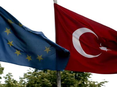 Die Flaggen der Europäischen Union und der Türkei. Flaggen