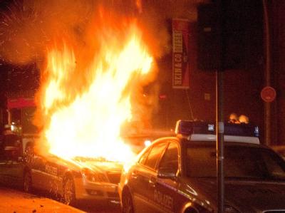 Ein brennender Polizeiwagen in der Nacht zu Freitag in Hamburg. Brennender Polizeiwagen