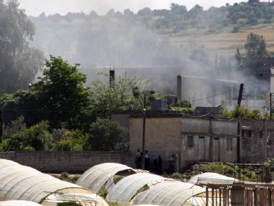 Während eines Gefechts zwischen Regierungstruppen und Demonstranten steht eine Rauchwolke über einem Dorf im Norden Syriens (Bild vom 15.05.) Rauchwolke