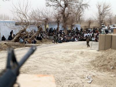 Nach den Morden durch einen US-Soldaten haben sich in Kandahar aufgebrachte Afghanen vor einem Nato-Stützpunkt versammelt. Foto: I. Sameem Kandahar