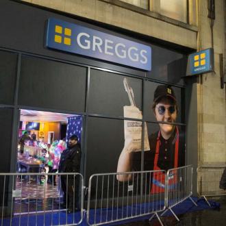 Der Sänger bezahlte eine umgerechnet rund 5945 Euro teure Rechnung in einem Greggs in Glasgow. Der Frauenschwarm bot seinen Fans kostenlose Snacks und Süßwaren an. Lewis Capaldi Greggs PR